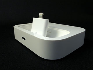 Apple Universal DockとLightning - 30ピンアダプタ
