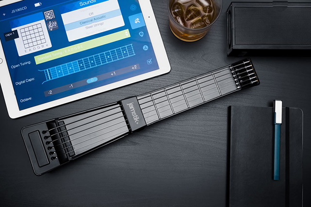 新製品】iPhone/iPadと連携させてギターの練習・演奏ができる、ポータブルスマートギター「jamstik+」。レビュアー募集キャンペーンも -  アイアリ
