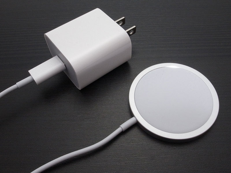 Apple 20W USB-C電源アダプタとMagSafe充電器
