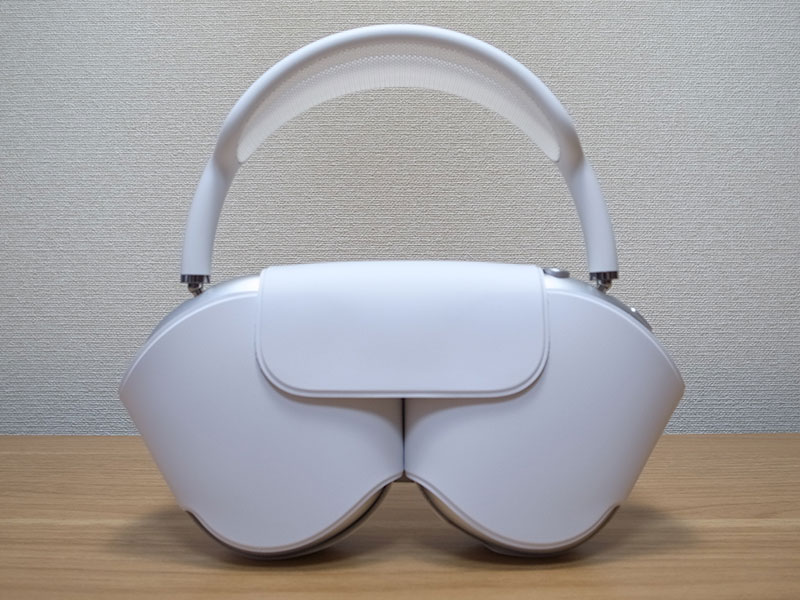 Smart Caseに収納したAirPods Max