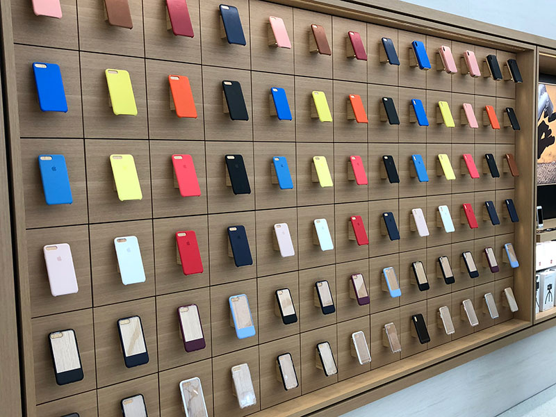 Apple StoreのiPhoneケースの棚