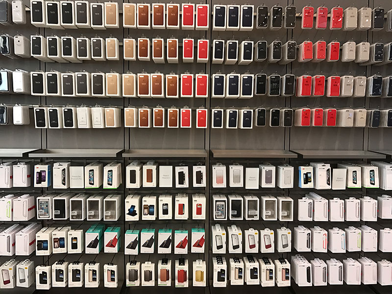Apple StoreのiPhoneケースの棚