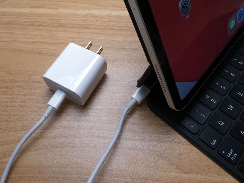 USB-C端子と電源アダプタ