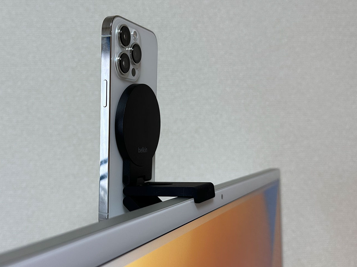 Belkin iPhone Mount with MagSafe for Mac desktops and displays