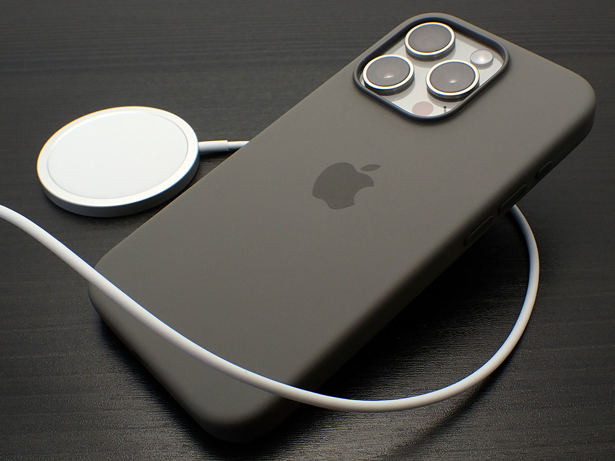 Apple純正 MagSafe対応iPhone 15 Proシリコーンケース