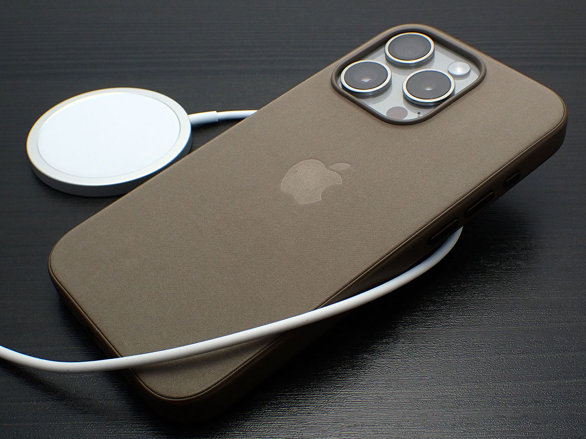 Apple純正 MagSafe対応iPhone 15 Proファインウーブンケース