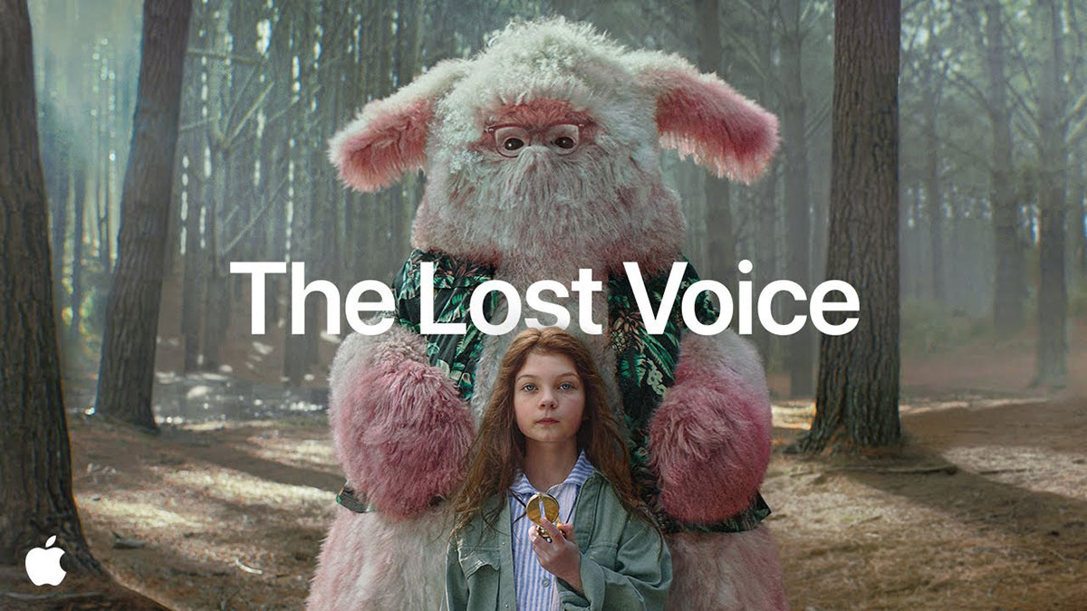 動画「The Lost Voice」のサムネイル画像。羅針盤を持つ女の子の後ろに、大きなクリーチャーが立っている。クリーチャーはピンク色の毛むくじゃらで、メガネをかけている。