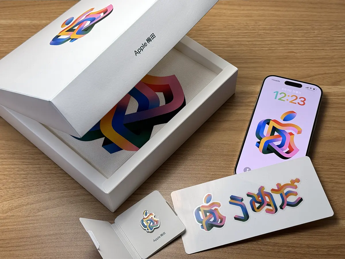 Apple梅田のオープン品と、壁紙を設定したiPhone