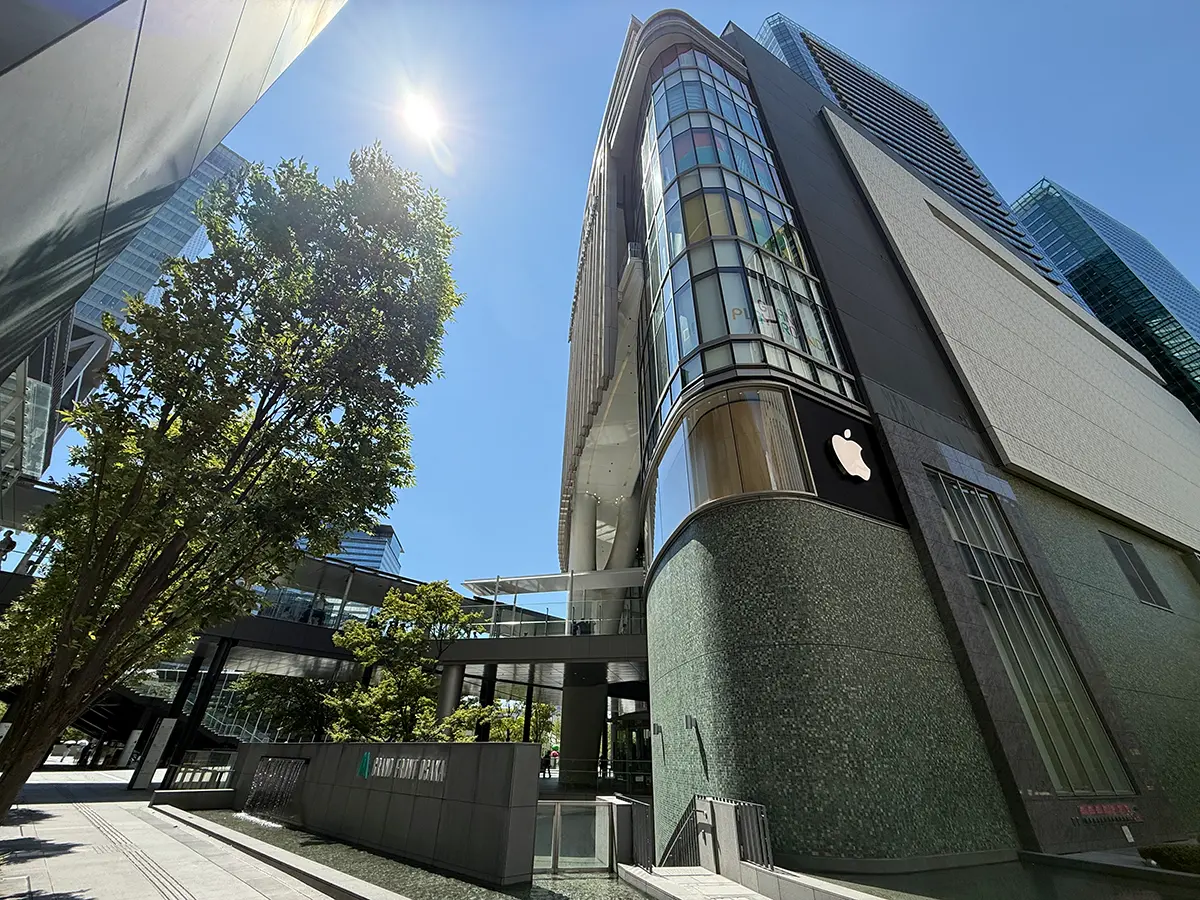 外から見上げたグランフロント大阪