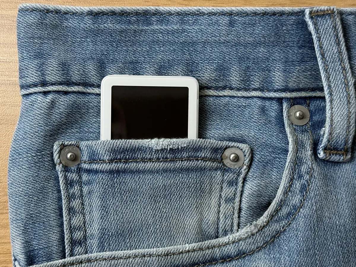 デニムの小さいポケットからはみ出たiPod nano