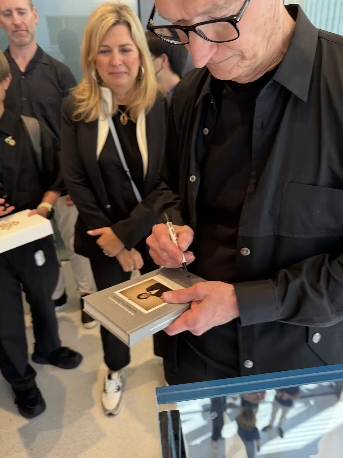 サインするティム・クック氏