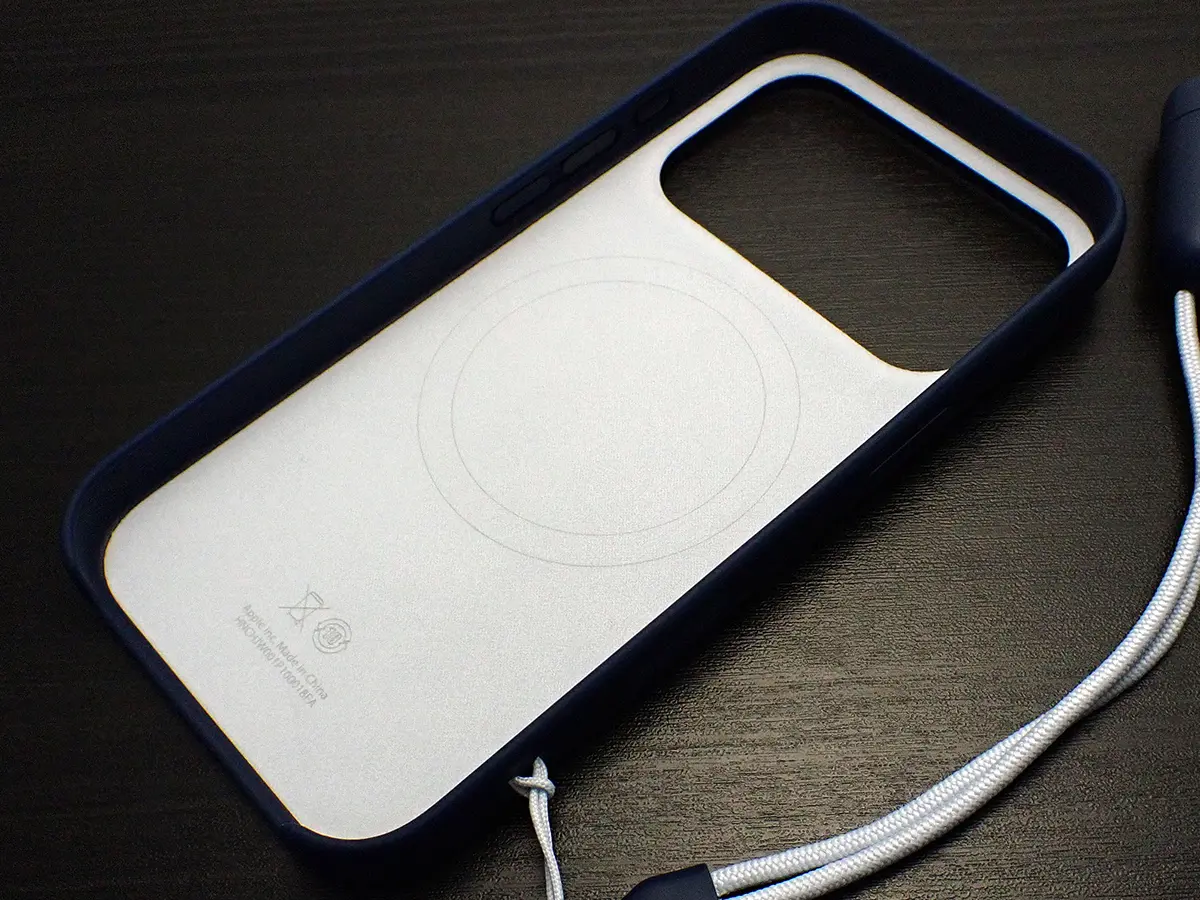 Beats iPhone 17 Pro Kickstand Case