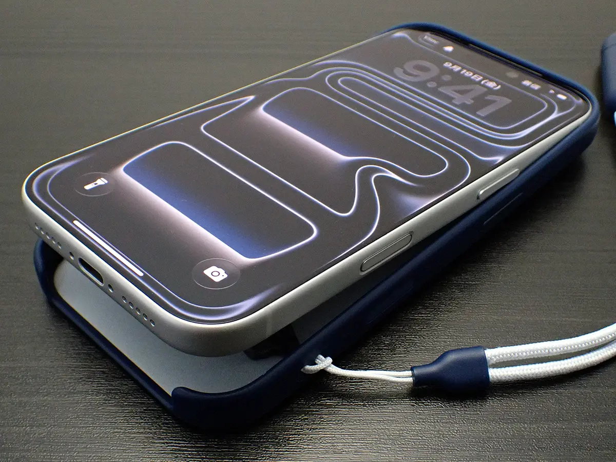 Beats iPhone 17 Pro Kickstand Case