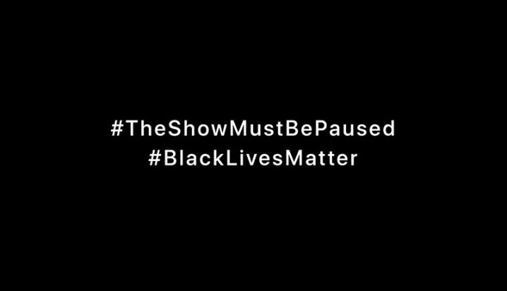 #TheShowMustBePaused #BlackLivesMatter と白文字で書かれた黒いバナー