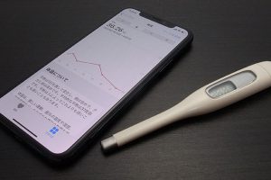 iPhoneと体温計の写真