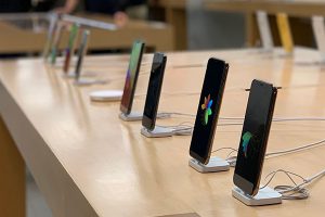 Apple Storeのテーブルに並んだiPhone