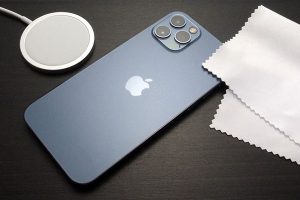 iPhone 12 ProとMagSafe充電器