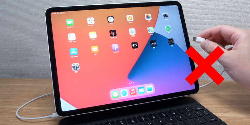 iPad本体とMagic KeyboardをUSB-Cケーブルで繋ごうとしている様子