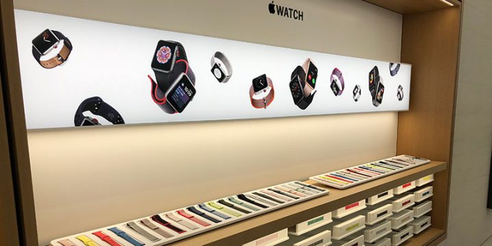 Apple StoreのApple Watchバンドの展示