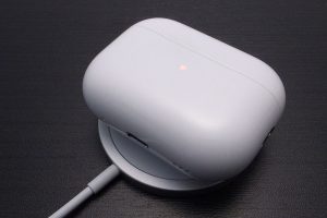 MagSafe充電器に載せたAirPods Pro（第2世代）の充電ケース