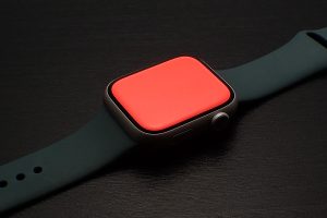 赤色のフラッシュライトを使用しているApple Watch
