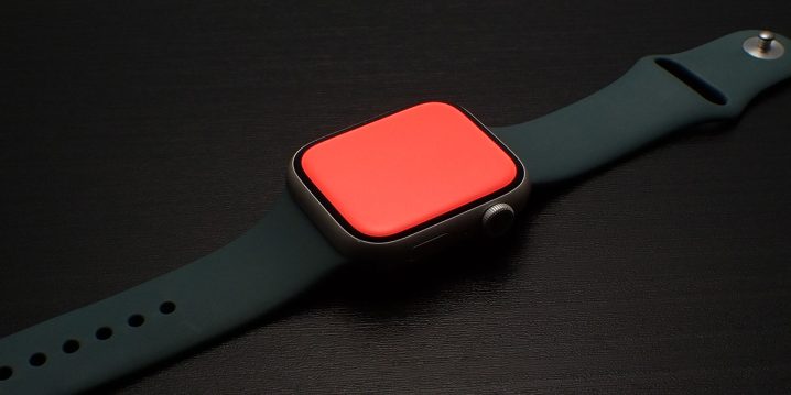 赤色のフラッシュライトを使用しているApple Watch