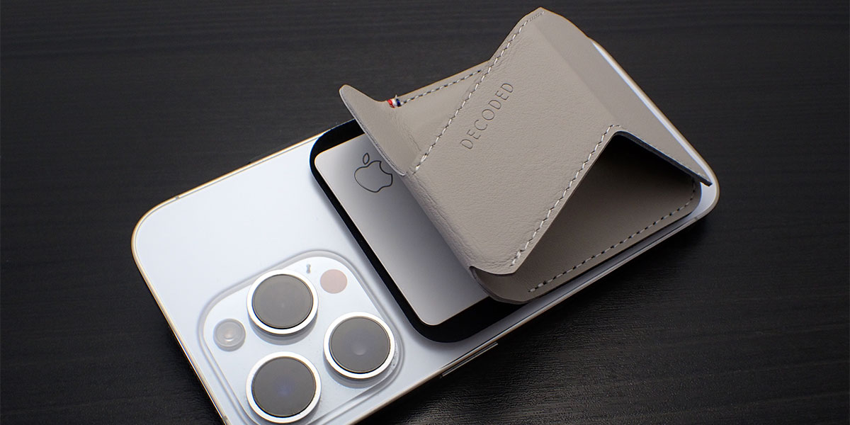 Decoded Leather Card Sleeve Stand