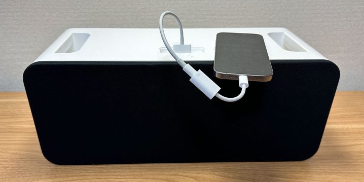 Lightning – 30ピンアダプタとUSB-C - Lightningアダプタを使って、iPhone 15 ProとiPod Hi-Fiを接続したところ