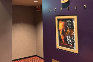 キラーズ・オブ・ザ・フラワームーンのチラシが掲示された、映画館のスクリーンの入り口