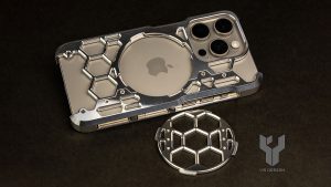 ワイエスデザイン iPhone 15 Pro用プロテクターケース