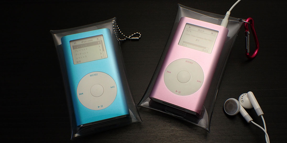 ダイソーのカラビナ付アクスタケースとミニポーチに収納したiPod mini