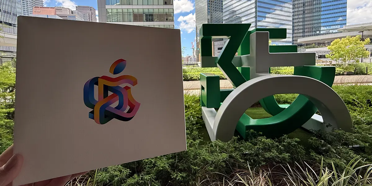 Apple梅田のオープン記念品の箱と、大阪駅にあるオブジェ