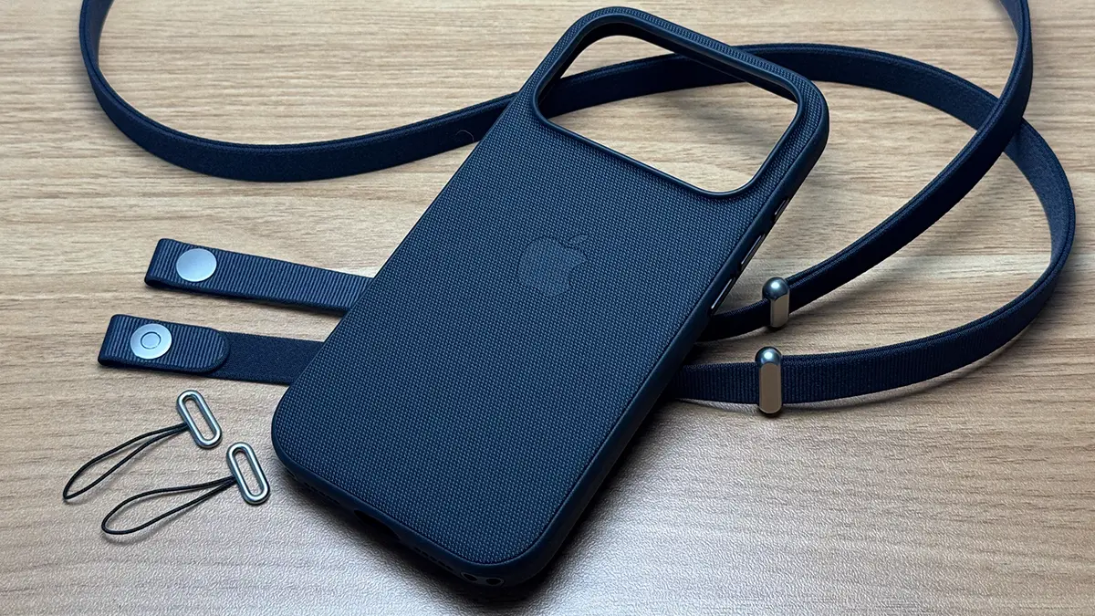 テックウーブンケースとクロスボディストラップ