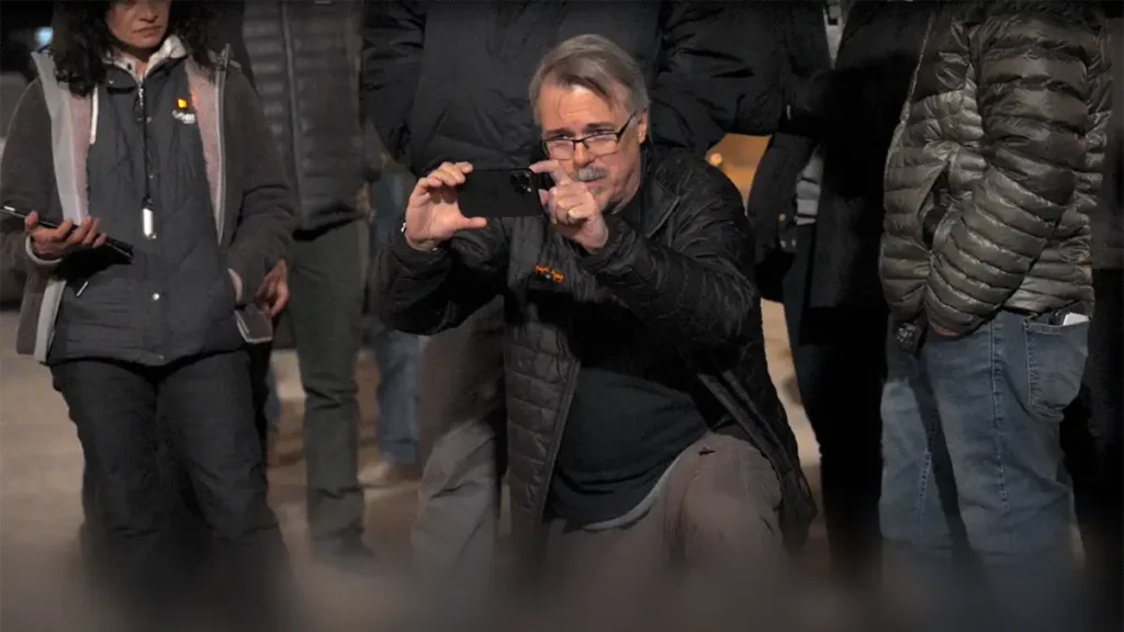 iPhoneのカメラを構えるヴィンス・ギリガン