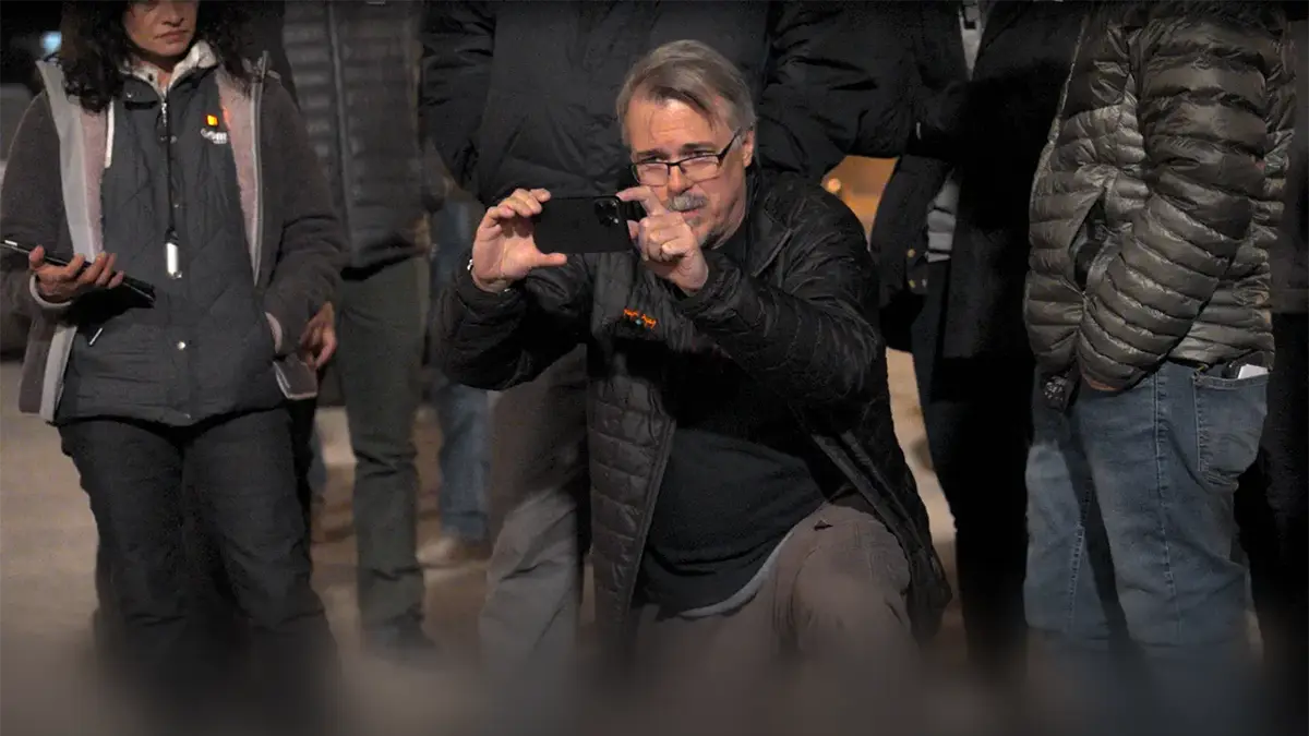 iPhoneのカメラを構えるヴィンス・ギリガン